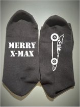 Bedrukte sokken met de tekst: merry X-Max en race auto