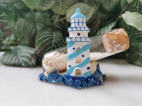 Figurine Phare bleu avec vagues et bouteille avec sable et coquillages 10cmLx7.5cmHx4.5cmP
