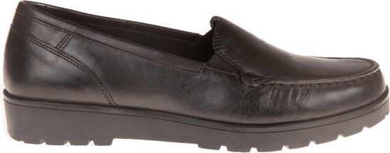 Zwarte leren loafer met dikke zool en sierstiksels.
