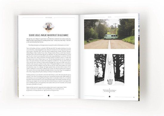 Boekpagina met een camper op een landweg en een illustratie van bomen.