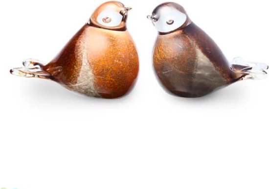 Twee glazen vogeltjes, een bruin en een oranje/bruin, met transparante vleugels en glimmende details.