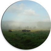 WallClassics - Dibond Muurcirkel - Boeren Trekker en Kar op Mistig Weiland - 30x30 cm Foto op Aluminium Muurcirkel (met ophangsysteem)