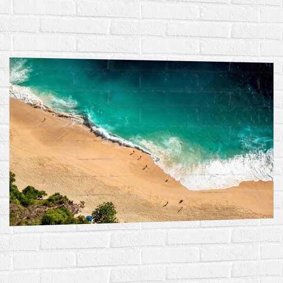 WallClassics - Muursticker - Golven op het Strand van Boven - 105x70 cm Foto op Muursticker