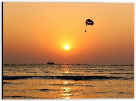 WallClassics - Dibond - Parasailen bij Zonsondergang Boven de Zee - 40x30 cm Foto op Aluminium (Met Ophangsysteem)