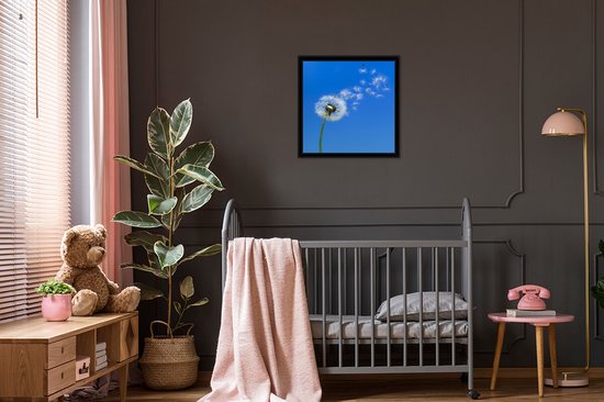 Photo encadrée - Graines de pissenlit soufflent dans le ciel bleu cadre photo noir 60x80 cm - Affiche encadrée (Décoration murale salon / chambre)