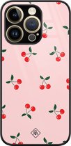 Casimoda® hoesje - Geschikt voor iPhone 14 Pro - Kersjes - Luxe Hard Case Zwart - Backcover telefoonhoesje - Roze