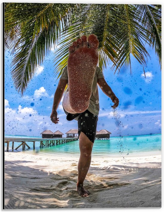 WallClassics - Dibond - Man met Voet op Strand - 30x40 cm Foto op Aluminium (Wanddecoratie van metaal)