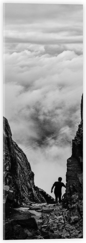 WallClassics - Acrylglas - Man tussen Rotsen boven Wolken in Zwart-wit - 20x60 cm Foto op Acrylglas (Wanddecoratie op Acrylaat)