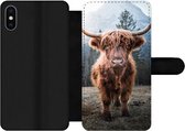 Bookcase Geschikt voor iPhone X telefoonhoesje - Schotse hooglander - Berg - Dier - Met vakjes - Wallet case met magneetsluiting