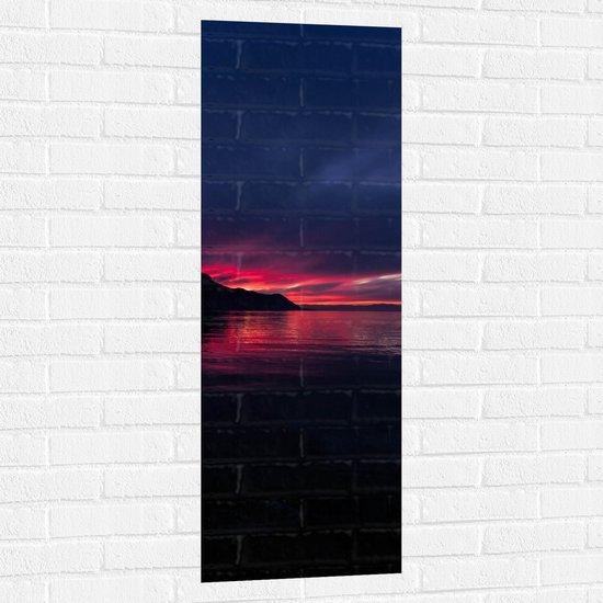 WallClassics - Muursticker - Het wordt Donker op het Water - 40x120 cm Foto op Muursticker