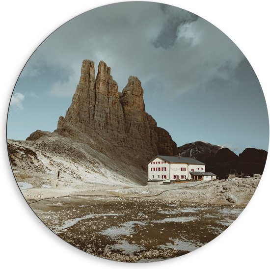 WallClassics - Dibond Muurcirkel - Wit Gebouw naast een Berg - 80x80 cm Foto op Aluminium Muurcirkel (met ophangsysteem)