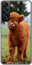 Geschikt voor Samsung Galaxy S22 Plus hoesje - Schotse Hooglander - Kalf - Gras - Siliconen Telefoonhoesje