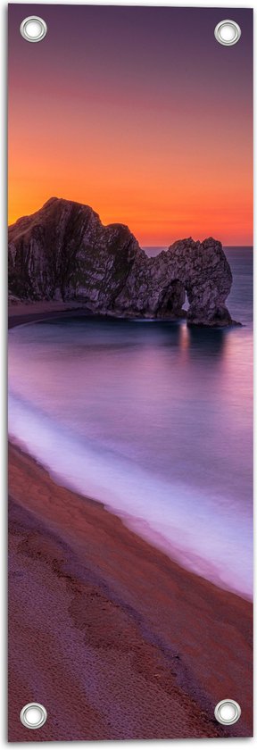 WallClassics - Tuinposter – Rotsen aan het Strand met Kalme Zee - 20x60 cm Foto op Tuinposter  (wanddecoratie voor buiten en binnen)