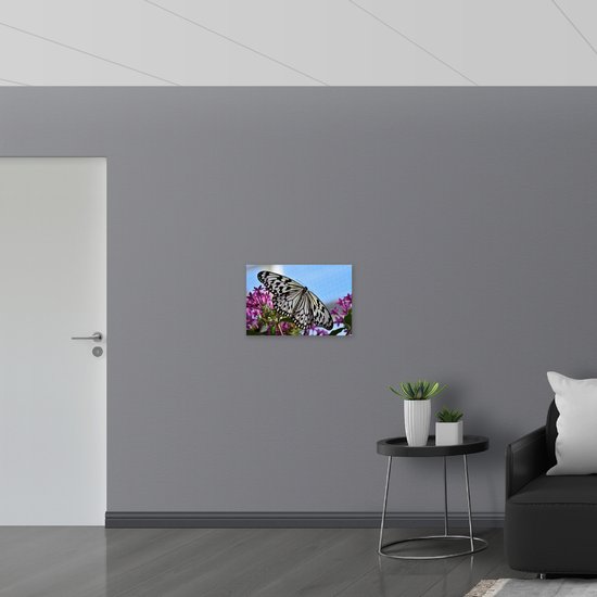 WallClassics - Muursticker - Zwart met Witte Vlinder op Roze Bloemen - 60x40 cm Foto op Muursticker