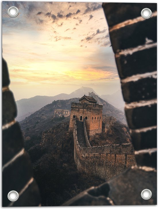 WallClassics - Tuinposter – Chineese Muur vanuit het Raam - 30x40 cm Foto op Tuinposter  (wanddecoratie voor buiten en binnen)