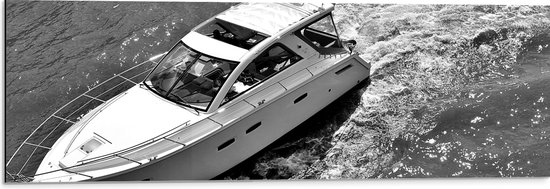 WallClassics - Dibond - Speedboot in Zwart Wit - 90x30 cm Foto op Aluminium (Wanddecoratie van metaal)