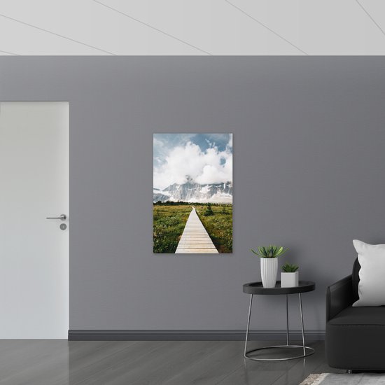 WallClassics - Dibond - Chemin de bois vers les Montagnes - Photo sur aluminium 70x105 cm (avec système de suspension)