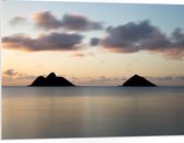 WallClassics - PVC Schuimplaat - Twee Bergen in Zee - 100x75 cm Foto op PVC Schuimplaat (Met Ophangsysteem)