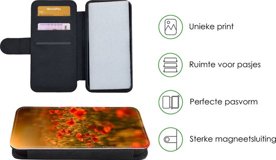 Telefoonhoesje Geschikt voor iPhone 11 Pro Max telefoonhoesje - Oranje gloed over de Klaprozen in het veld - Met vakjes - Wallet case met magneetsluiting