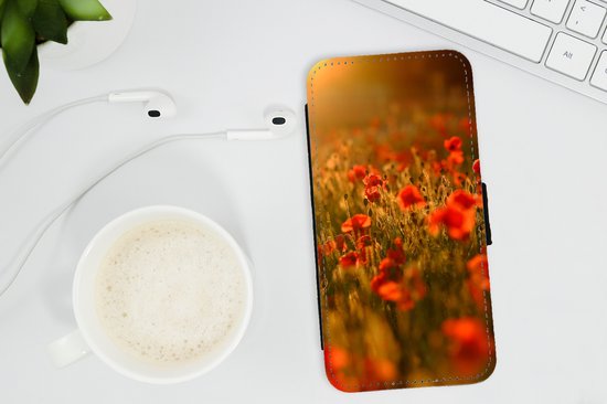 Telefoonhoesje Geschikt voor iPhone 11 Pro Max telefoonhoesje - Oranje gloed over de Klaprozen in het veld - Met vakjes - Wallet case met magneetsluiting