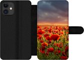 Bookcase Geschikt voor iPhone 11 telefoonhoesje - Zonsondergang bij een veld vol Klaprozen - Met vakjes - Wallet case met magneetsluiting