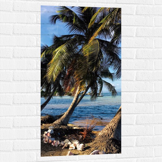 WallClassics - Muursticker - Schuine Palmbomen op het Strand - 50x100 cm Foto op Muursticker