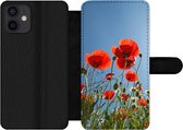 Bookcase Geschikt voor iPhone 12 telefoonhoesje - Felle zon boven een aantal klaprozen in Spanje - Met vakjes - Wallet case met magneetsluiting