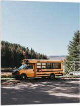 WallClassics - Vlag - Schoolbus bij Bomen en Water - 60x80 cm Foto op Polyester Vlag