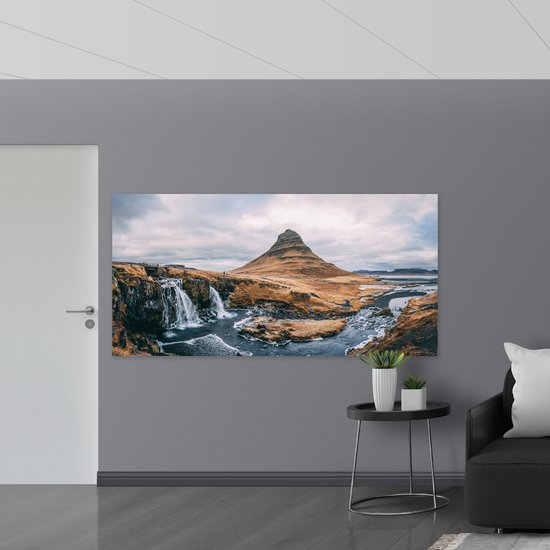 WallClassics - Verre Acrylique - Cascade et Berg au Bord de la Rivière - 200x100 cm Photo sur Verre Acrylique (Décoration murale sur Acrylique)