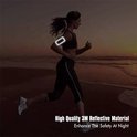 Vrouw in zwart sporttenue rent op het strand bij zonsondergang met een oplichtende sportarmband.