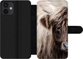 Étui pour téléphone iPhone 12 Bookcase - Highlander écossais - Vache - Fourrure - Avec compartiments - Étui portefeuille avec fermeture magnétique