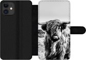 Bookcase Geschikt voor iPhone 11 telefoonhoesje - Koe - Schotse hooglander - Zwart - Wit - Dier - Natuur - Wild - Met vakjes - Wallet case met magneetsluiting