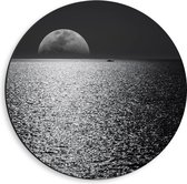 WallClassics - Dibond Muurcirkel - Maan aan de Horizon bij de Zee Zwart / Wit - 40x40 cm Foto op Aluminium Muurcirkel (met ophangsysteem)