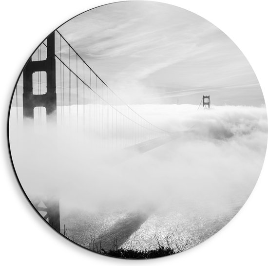 WallClassics - Dibond Muurcirkel - Hevige Mist bij Grote Brug - Zwart / Wit - 40x40 cm Foto op Aluminium Muurcirkel (met ophangsysteem)