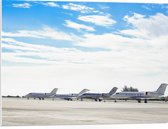 WallClassics - PVC Schuimplaat- Vliegtuigen Geparkeerd op het Vliegveld - 80x60 cm Foto op PVC Schuimplaat