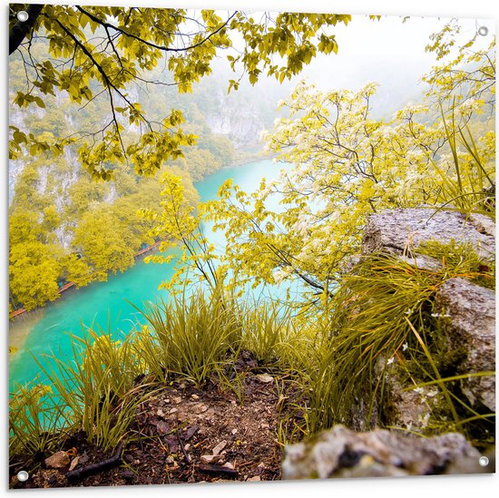 WallClassics - Tuinposter – Bovenop een Berg Uitkijkend over een Groen Meer - 100x100 cm Foto op Tuinposter  (wanddecoratie voor buiten en binnen)