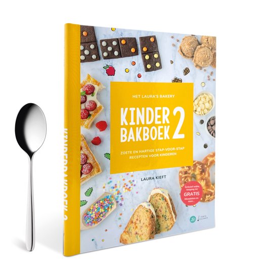 Het Laura's Bakery Kinderbakboek 2 naast een zilveren lepel, met de voorpagina van het boek prominent.