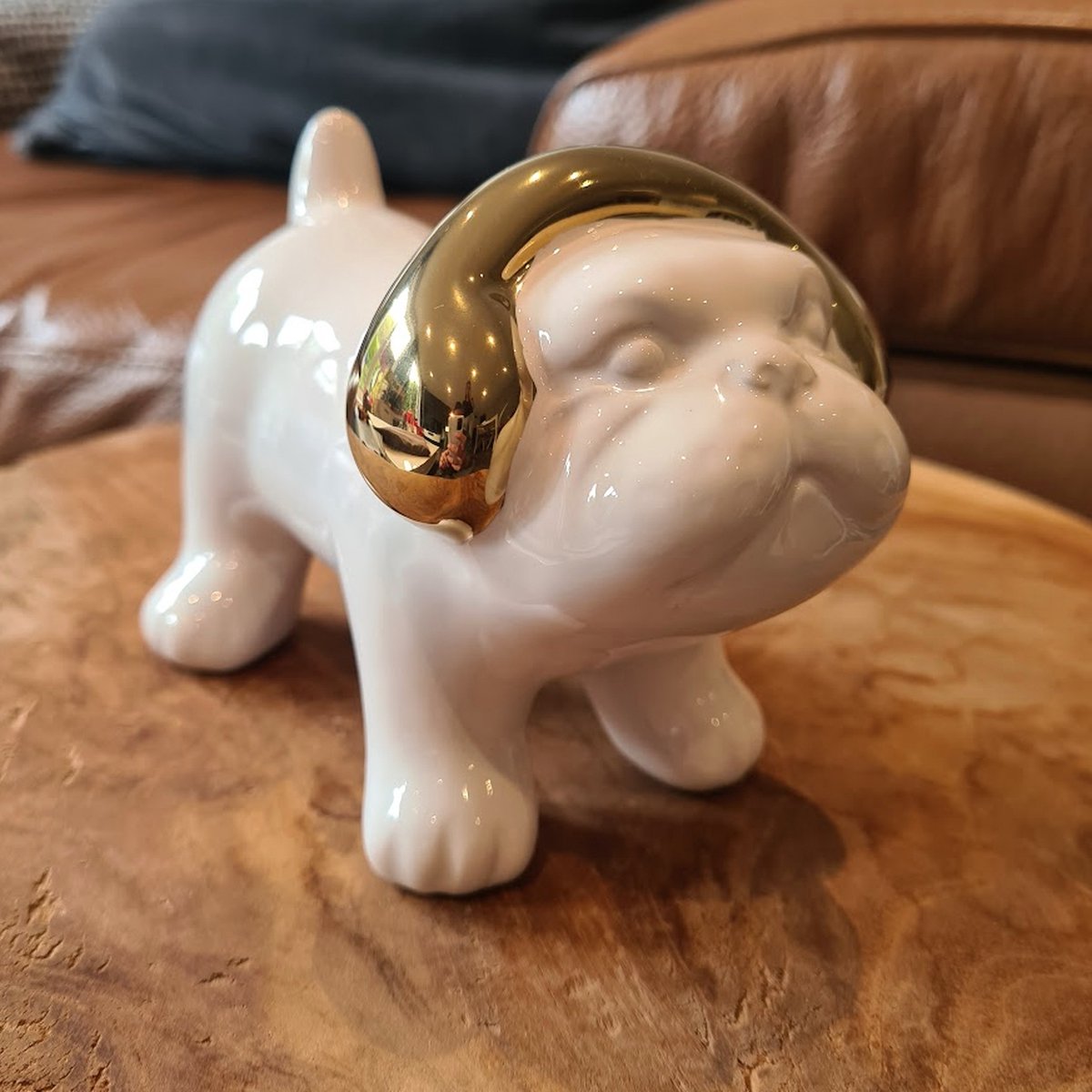 Beelden En Beeldjes | Hond met helm | wit en golden | Animal figure | beeldje dieren | Bull Dog | Ornamenten Keramiek | Decoraties Voor Thuis