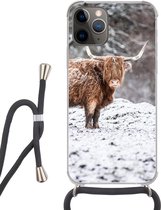 Hoesje met koord Geschikt voor iPhone 12 Pro - Schotse Hooglander - Boom - Sneeuw - Siliconen - Crossbody - Backcover met Koord - Telefoonhoesje met koord - Hoesje met touw