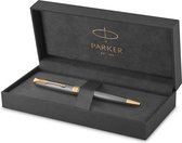 Parker Sonnet-balpen | Gegraveerd zilver met goudkleurige rand | Medium penpunt met zwarte inkt | Cadeauverpakking