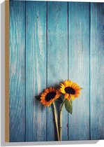 WallClassics - Hout - Zonnebloemen met Blauwe Schutting - 40x60 cm - 12 mm dik - Foto op Hout (Met Ophangsysteem)