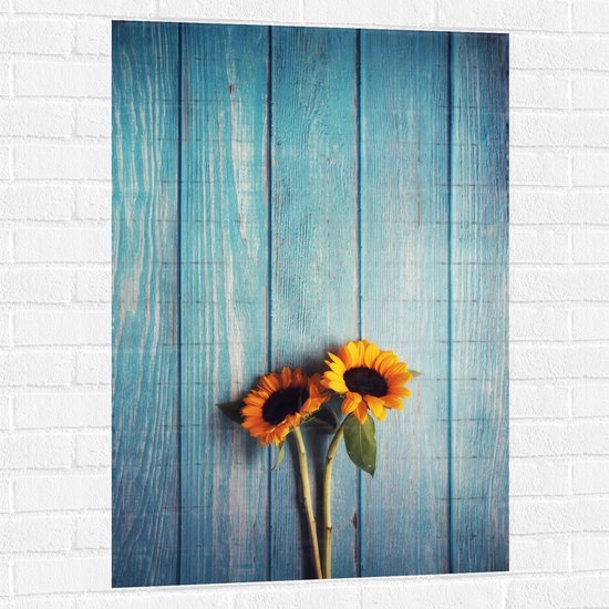 WallClassics - Muursticker - Zonnebloemen met Blauwe Schutting - 70x105 cm Foto op Muursticker
