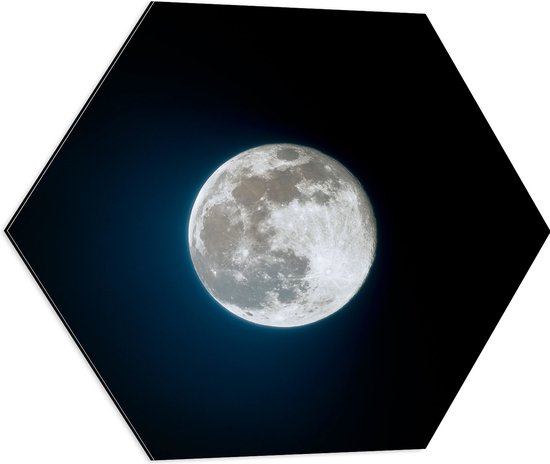 WallClassics - Dibond Hexagon - Maan in Blauw/Zwarte Lucht - 60x52.2 cm Foto op Hexagon (Met Ophangsysteem)