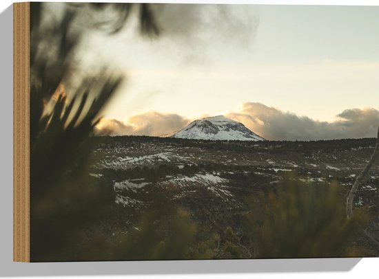 WallClassics - Bois - Montagne Witte Neige dans Paysage avec Nuages - 40x30 cm - 12 mm d'épaisseur - Photo sur Bois (Avec Système d'accrochage)