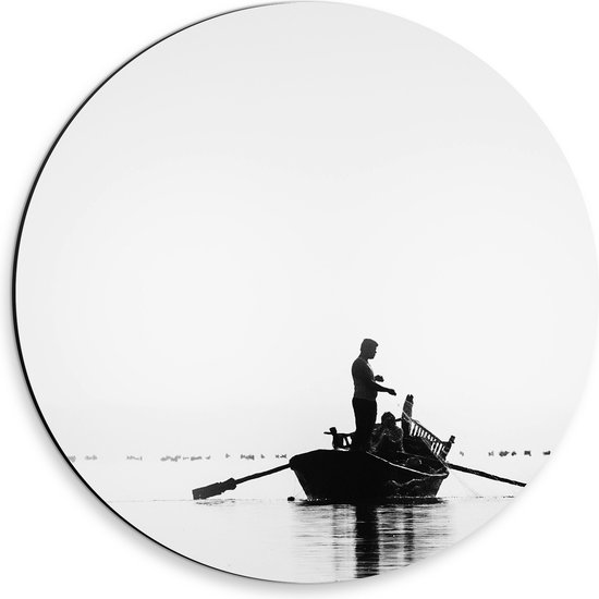 WallClassics - Dibond Muurcirkel - Klein Vissersbootje in Zwart Wit - 30x30 cm Foto op Aluminium Muurcirkel (met ophangsysteem)