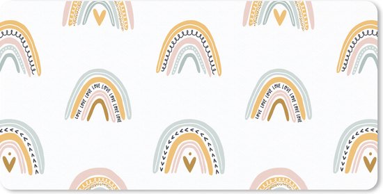 Tapis de bureau avec un motif d'arc-en-ciel pastel et de cœurs dorés.