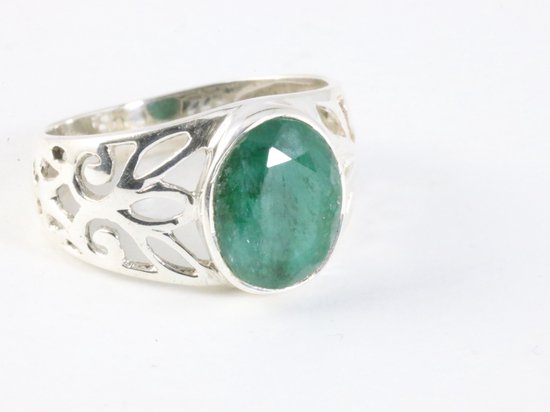 Opengewerkte zilveren ring met smaragd - maat 16