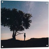 WallClassics - Tuinposter – Silhouet van Persoon onder Boom bij Sterren - 80x80 cm Foto op Tuinposter  (wanddecoratie voor buiten en binnen)