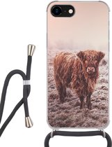 Hoesje met koord Geschikt voor iPhone 7 - Schotse Hooglanders - Sneeuw - Zon - Siliconen - Crossbody - Backcover met Koord - Telefoonhoesje met koord - Hoesje met touw