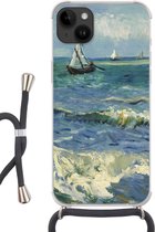 Geschikt voorApple Iphone 14 Plus - Crossbody Case - Zeegezicht bij Les Saintes-Maries-de-la-Mer - Vincent van Gogh - Siliconen - Crossbody - Backcover met Koord - Telefoonhoesje met koord - Hoesje met touw